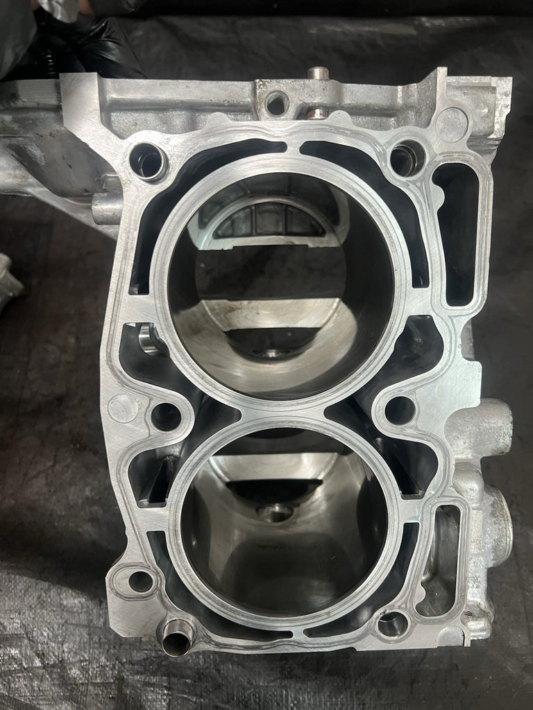 04-21 SUBARU WRX STI OEM CASE HALVES BARE BLOCK SET BLOCK ASSEMBLY STOCK #212661