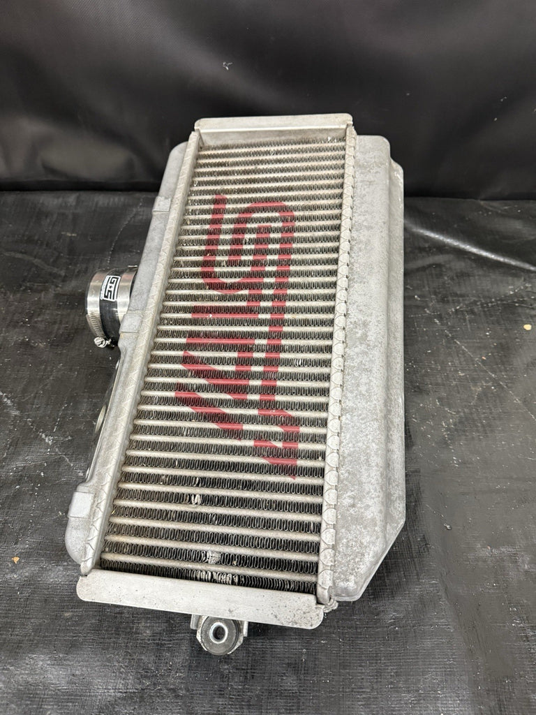 2004-2007 SUBARU WRX STI GD7 EJ257 OEM TMIC TOP MOUNT INTERCOOLER #525182