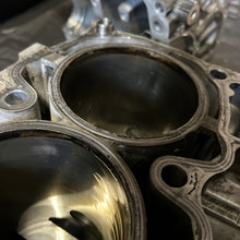 Load image into Gallery viewer, 04-21 SUBARU WRX STI OEM CASE HALVES BARE BLOCK SET 07 139k BLOCK ASSEMBLY STOCK