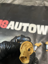 Load image into Gallery viewer, 04-06 SUBARU WRX STI SIDE FEED INJECTOR DYNAMICS 740CC FUEL INJECTORS #522560