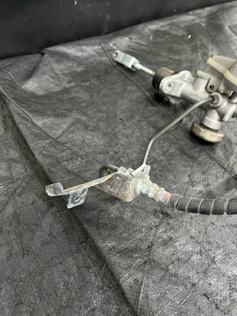 2008-2009 Subaru Legacy GT Clutch Master & Slave Cylinder Reservoir OEM #212661